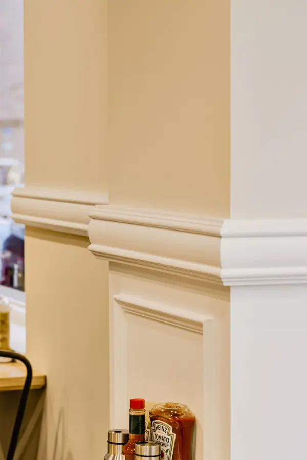 클래식 몰딩 디테일이 돋보이는 카페 인테리어